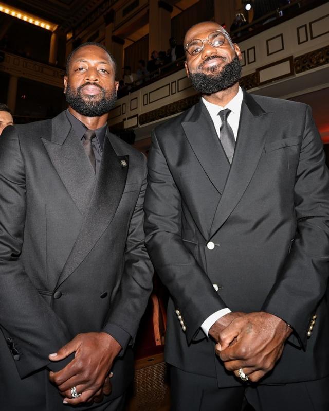 詹韦同框&amp;amp;甜瓜魔兽获奖！NBA官方晒昨日名人堂现场照片